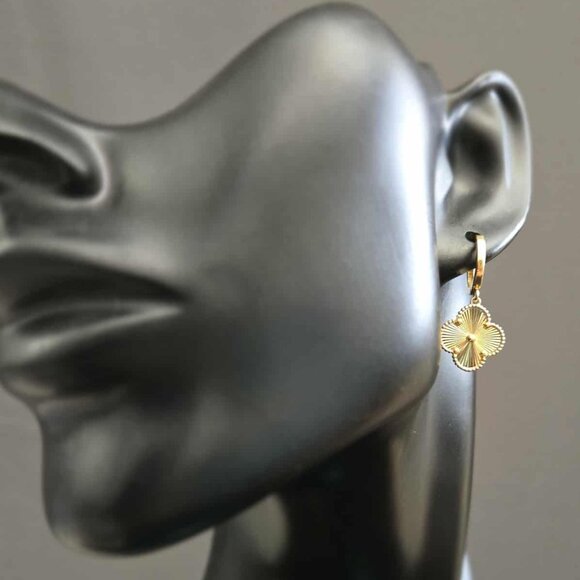 Jewelry - Clover design earring all gold